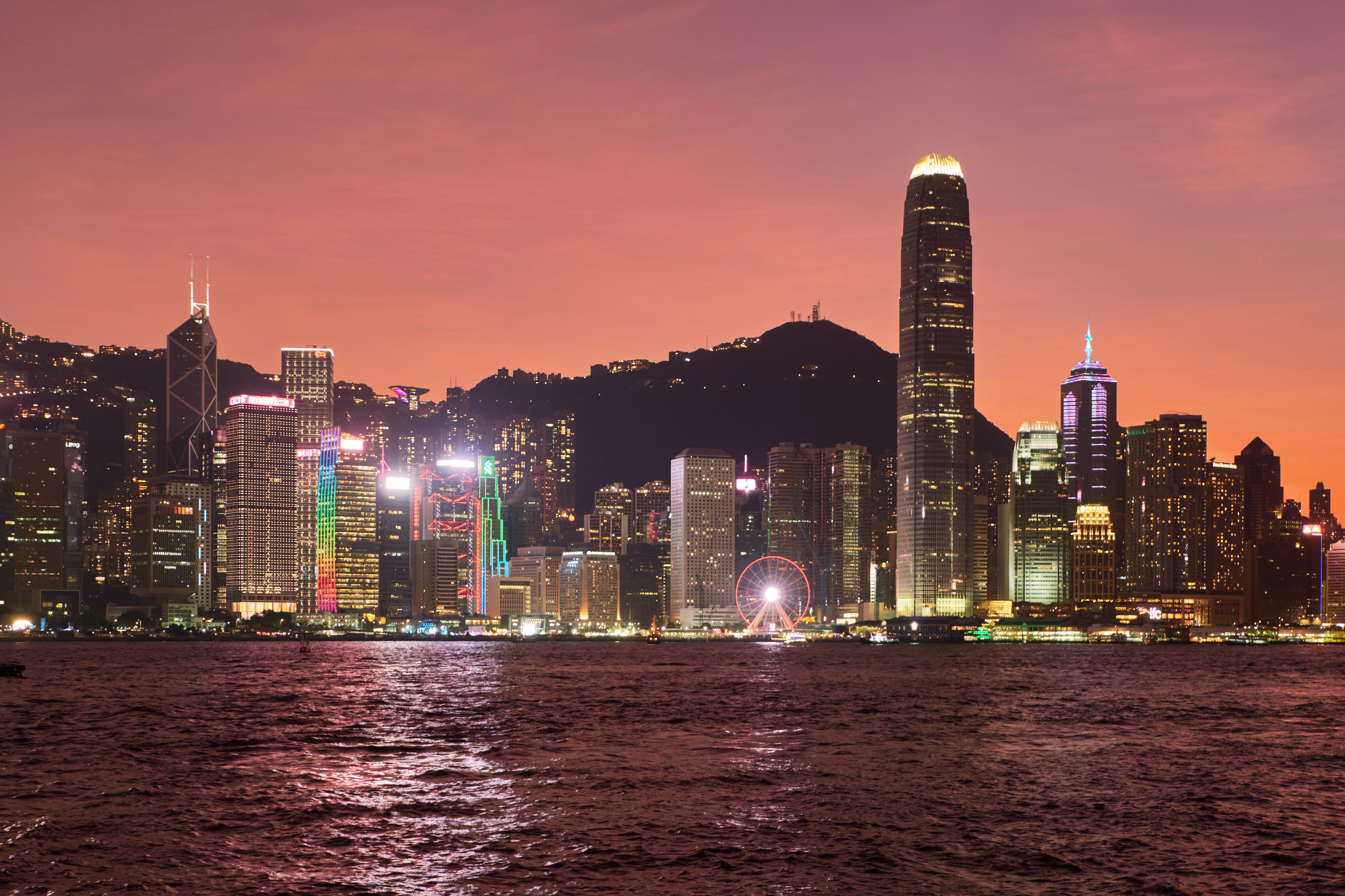 維多利亞港對岸的香港島天際線，可見中銀大廈與國際金融中心。